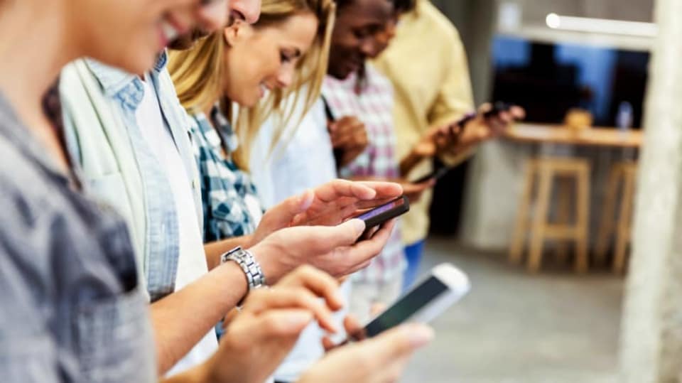 K čemu může nadměrné používání telefonu vést?